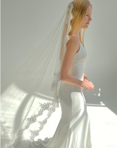 https://www.petertrends.com/wp-content/uploads/2020/07/bridal-accessories-veils-LVV6439-3.jpg