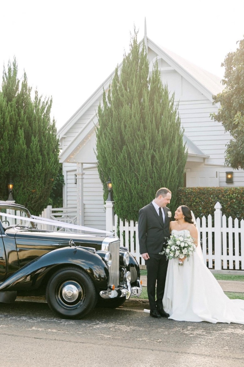 A love match made in heaven and a country wedding for Sophia & Thomas