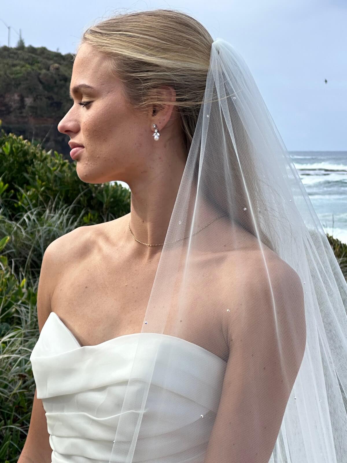 Catherine-English-tulle-Veil-with-scattered-crystals-by-Peter-Trend_feat